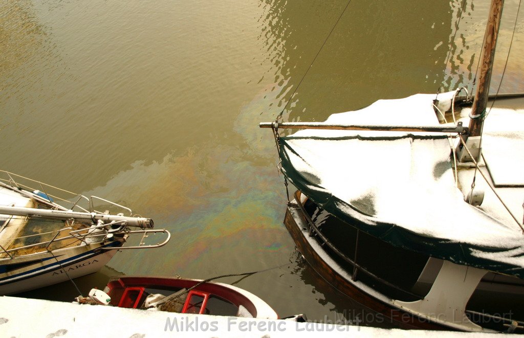 Einsatz BF Koeln Treibstoff auffangen Koeln Rheinauhafen P029.JPG